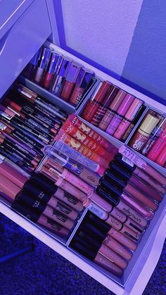 @𝚑𝚎𝚊𝚛𝚝𝟺𝚑𝚒𝚖𝚍💋 Rangement Makeup, Makeup Drawing, Makeup Drawer Organization, Drawer Organization, Makeup Drawer, Lip Gloss Collection