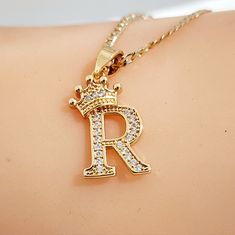 14k Gold Plated R Initial Necklace Medalla De Letra R Laminado En 14k Size: 26" Length New Necklaces With Letters, R Initial Necklace, R Initial, 14k Gold Plated Jewelry, Acrylic Nails Coffin Pink, Birthday List, Acrylic Nails Coffin, Letter R, Nails Coffin