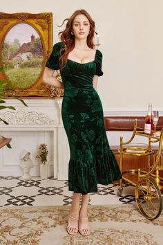 Brielle Squared Neckline Velvet Midi Dress in Green Vintage Inspired Office Wear, Spain Outfit Ideas, Bohemian Wardrobe, Boho Mode, Squared Neckline, Green Velvet Dress, Velvet Clothes, Winter Styles, Velvet Midi Dress