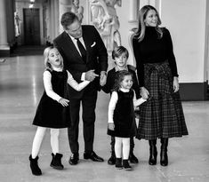 Old Money Family Portrait, Rich Family Portrait, Dad Outfits, Wealthy Family, Family Aesthetic, Family Christmas Pictures, Fall Family Pictures, Love Club