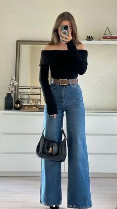 Outfits 20 Year Olds, Cool Girl Date Outfit, Boot Leg Jeans Outfit Fall, Birthdays Dinner Outfits, Trendy Trouser Outfit, Casual Jeans And Heels Outfit, Outfits For Late 20s Women, Feminine Outfits Aesthetic Winter, Spain Aesthetics Outfit Winter