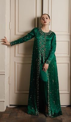 This elegant green embellished evening long anarkali is perfect for any formal occasions,floor length gown, evening wear, zardozi zari embroidery, silk Anarkali gown. 🍁This Beautiful hand embroidered beads and zari work all over the front and sleeves has matching orgenza dupatta  If you want any changes in the outfit please contact us we will guide you as per your preference. ✨We assure you that we use only high quality fabric and threads to make any dress and you won't face any problem regardi Pakistani Anarkali, Long Anarkali Gown, Creating Outfits, Dress Pakistani, Long Anarkali, Silk Evening Gown, Pakistani Formal Dresses, Hania Amir, Architect Drawing