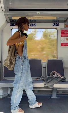 Check more at https://beautyfashionideas.com/heels/3944/ Overalls Casual, Summer Outfits Aesthetic, Ethno Style, Overalls Outfit, Estilo Hippie, Looks Street Style, Mode Inspo, Denim Overalls, Mode Inspiration