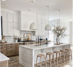 Decoration Ideas Kitchen, Hamptons Style Interior, Hamptons Kitchen, Kitchen Decoration Ideas, Organizing Kitchen, House Interior Decor Ideas, White Kitchen Design, House Design Kitchen