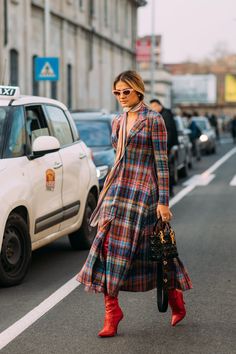 These Milan Fashion Week Street Style Moments Will Have You Saying, "What Runway?" Wear A Scarf, How To Wear A Scarf, Nice Outfits, Red Boots, Street Fashion Photography, Street Style Summer, How To Wear Scarves