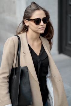 Simple Style Outfits, Classic Outfit, Chic Coat, Classic Coat, Minimal Classic, Outfits Chic, Malmo, Camel Coat, Minimalist Wardrobe