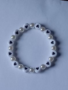 Heart bracelet with white pearls. Taylor Bead Bracelets, Beaded Bracelets Vsco, Easy Bracelets For Beginners, Cute Ideas For Bracelets, Bracelet Pearl Ideas, Matching Pony Bead Bracelets, Idea For Bracelet, White Bracelet Ideas, Bracelet Ideas With Words