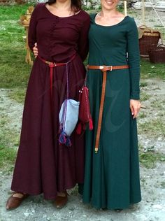 Kirtle Medieval, Sideless Surcoat, 14th Century Dress, Full Circular Skirt, 13th Century Clothing, 14th Century Fashion, Fantasy Reference, Medieval Costumes, Circular Skirt