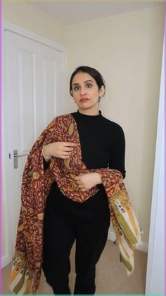 Woolen Scarf Styles, Styling Shawl With Jeans, How To Carry Shawl With Saree, Winter Shawl Styling Ideas, Shawl Top Outfit, Suit Duppata Style, Indian Shawl Outfit, Winter Stole Style, Jacket Style Dupatta Draping