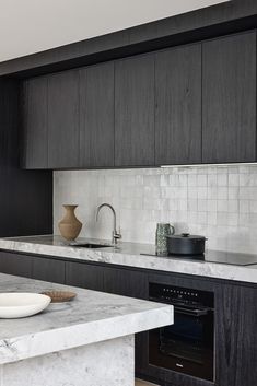 Glen Iris 3 by InForm - Project Feature - The Local Project - The Local Project Modern Sleek Kitchen Design, Monochromatic Kitchen Design, Black Kitchen Cabinets Ideas, Rangehood Kitchen, Modern Sleek Kitchen, Black Shaker Kitchen, Modern Dark Kitchen, Monochromatic Colour Scheme, Anthracite Kitchen