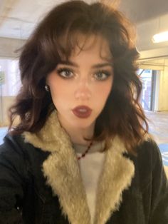 70s Brown Hair, Wavy Haircut Curtain Bangs, Makeup Ideas 90s, Subtle Alt Makeup, Everyday Grunge Makeup, Gothabilly Makeup, Rust Makeup, Casual Makeup Looks, Makeup Ideas Dark