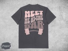 Searching for a fun gym shirt that will express your love for Barbell Workouts? Look no further than our "Meet Me At The Bar" Comfort Colors Shirt! This comfortable and stylish shirt is perfect for fitness activities or relaxing at home. This shirt is sure to keep you cool and comfortable all summer long with it's double-needle stitching throughout which makes it highly durable while the lack of side-seams helps the shirt retain its tubular shape.  This original cute shirt design will get great Cricut Shirt Ideas Women Funny, Crossfit Shirts Design, Gym Shirt Design, Gym T Shirt Design, Gym Tshirt Design, Barbell Workouts, Retro Workout, Gym Snacks, Gym Girlies