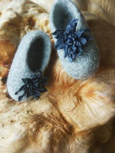 Felt slippers for Big Stella Felted Slippers, Leather Flowers, Wet Felting, Doll Toys, Clothing Items, Action Figures, Doll Clothes, Slippers, Felt