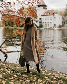 Outdoor Editorial, Brown Coat Outfit, Turtleneck Maxi Dress, Camel Coat Outfit, Luxury Street Style, Mini Skirt Style, Knitted Turtleneck, Winter Outfits Warm, Classic Outfit