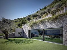 an outdoor area with grass and stone walls