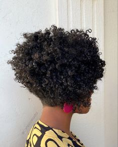 Corte assimétrico em um cabelo crespo e curto tipo 4, ângulo de perfil Short Natural Curly Hair, Tapered Natural Hair, New Hair Do, Natural Hair Diy, Tapered Hair, Haute Hair, Pelo Afro, Edgy Short Hair