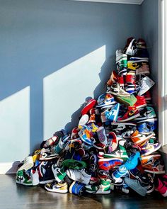 Sneakerhead Room, Sneakers Wallpaper, Shoes Wallpaper, Cheap Jordan Shoes, Trendy Shoes Sneakers, Nike Shoes Girls, Jordan Shoes Retro, All Nike Shoes, Nike Shoes Jordans