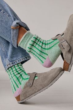 2023 Socks Trends, Sock Trends 2023, Cute Knit Socks, Slouchy Socks With Sneakers, Cool Socks Outfit, Funky Socks Outfit, Clog Socks, Colorful Socks Outfit, Shoes With Socks