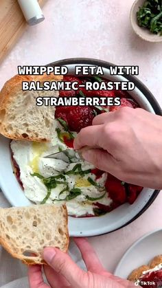 Video showing how to make a whipped feta dip with balsamic roasted strawberries recipe. Honey Whipped Feta, Balsamic Roasted Strawberries, Greek Yogurt Dip, Whipped Feta Dip, Sommer Mad, Roasted Strawberries, Feta Dip, Yogurt Dip, Whipped Feta