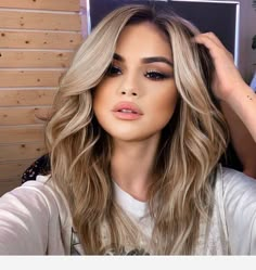 Blonde Hair Selena Gomez, Blond Front Hair Streaks, Selena Gomez With Blonde Hair, Sunny Sandy Blonde Hair, Light Brown Balayage Blonde Money Piece, Beachy Waves Haircut, Blonde Hair For Fair Skin And Brown Eyes, Salina Gomez Hair, Hair Colour Ideas For Brunettes Going Lighter Blonde Highlights