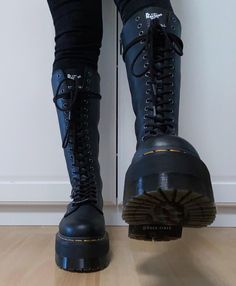 Doc Martens Laces Style, New Rock Shoes Outfit, Doc Marten Boot, Alt Clothes, Demonia Shoes, Black Wardrobe, Clothing Staples, Dark Outfits