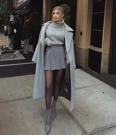 TOP 40 Fall Outfits You'll Love in 2024 Gray Skirt Outfit, Rok Outfit, Oversize Coat, Sixth Form, Winter Skirt Outfit, Coat Autumn, Rock Outfit, Miniskirt Outfits, Paris Outfits