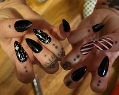 Gothic Nails Christmas, Emo Xmas Nails, Short Stilleto Christmas Nails, Gothic Xmas Nails, Edgy Holiday Nails, Christmas Nails Acrylic Black, Dark Christmas Nails Short