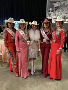 Cowgirl Senior Pictures, Rodeo Queen Outfits, Rodeo Queen Clothes, Miss Rodeo America, Horse Show Clothes, Pageant Outfits, Queen Hat, Queen Outfits, Annie Oakley