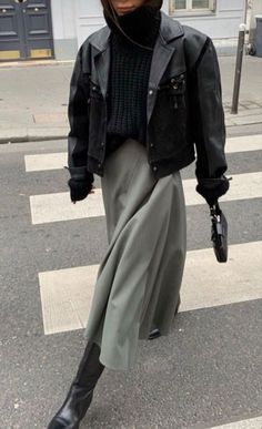 Winter Fashion Outfits Dressy, Rok Outfit, Mode Zara, Grey Skirt, Denim On Denim, Looks Street Style, Mode Inspo, 가을 패션, Autumn Outfit