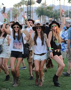 Party on! The supermodel rocked her hippie gear as she frolicked with friends on the grass Rock Am Ring, Moda Hippie, Coachella Music, Summer Music Festivals, Outdoor Music