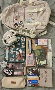 not mine!!! Handbag School Aesthetic, Aesthetic College Supplies, Backpack Essentials Aesthetic, What's In My College Bag, Stuff To Put In Your Backpack For School, School Bag Inside, Backpack Inspo School, What’s Inside My School Bag Aesthetic, College Bag Aesthetic