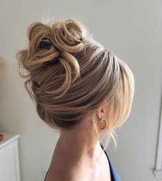 Bridemaids Hairstyles, Guest Hair, Bridesmaid Hair Makeup, Bun Hairstyle, Peinados Fáciles Para Cabello Corto, Wedding Hair Inspiration, Low Bun, Chic Hairstyles, Bridal Hair And Makeup