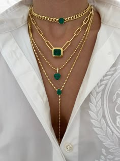 New in! We are so in love with this sexy & chic emerald lariat necklace Featuring lab made emeralds set on a silver gold plated chain measuring 16-18 inches in the length around the neck Emerald And Gold Necklace, Beaded Layered Necklace, Chunky Necklace Outfit, Long Necklace Outfit, Jewelry Design Silver, Layered Gold Jewelry, Delicate Layered Necklace, Lariat Necklace Silver, Neck Pieces Jewelry