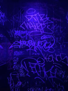 80s I phone wall paper five far blue light graffiti wall Dark But Colorful Aesthetic, Neon Graffiti Wallpaper, Dark Vaporwave Aesthetic, Dark Neon Wallpaper, Dark 80s Aesthetic, Black And Purple Aesthetic, Bisexual Lighting, 80s Wallpaper, Designs Background