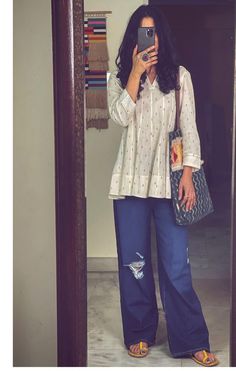 Kurti With Jeans, Trendy Outfits Indian, Simple Kurta Designs, Casual Indian Fashion, Desi Fashion Casual, Casual College Outfits, Traditional Indian Outfits, Trendy Dress Outfits, Everyday Fashion Outfits