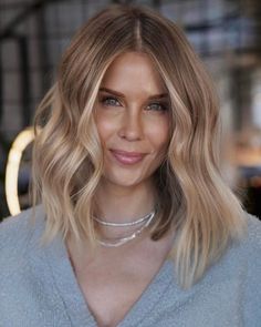 Soft Vanilla Blonde Balayage Soft Blonde Hair, Beige Blonde Balayage, Blond Beige, Light Brown Balayage, Blonde Balayage Bob, Medium Length Blonde Hair, Beige Blonde Hair, Shoulder Length Blonde, Curly Lob