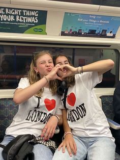 I Love London Shirt Aesthetic, Friends In London Aesthetic, London Best Friends, London With Best Friend, London With Friends Aesthetic, London Aesthetic Friends, Studying In London, London Friends Aesthetic