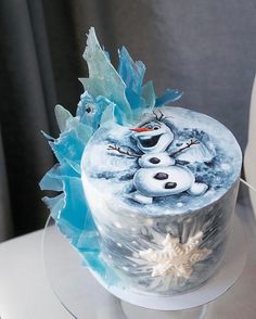 an image of a frozen cake with frosting on it