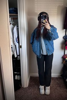 Jean Jacket Outfits Autumn, Outfit Ideas With Jeans Jacket, Blue Jean Jacket Fall Outfits, Jean Jacket Outfits Europe, Jean Jacket And Black Jeans Outfit, Jean Jacket With Hood Outfits, Denim Jacket With Cargo Pants, Outfit With Oversized Jean Jacket, Comfy Jean Jacket Outfit