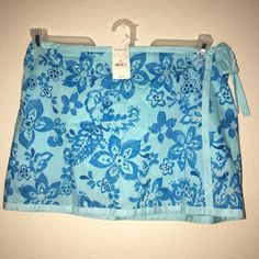 Brand New! Women’s Size 5/6 Two-Toned Blue Wraparound Skirt With Built-In Shorts And Floral Print Black By Express. Blue Swim Skirt With Built-in Shorts, Light Blue Skirted Bottoms For Beach, Light Blue Skirted Beach Bottoms, Blue Short Casual Swim Skirt, Casual Blue Short Swim Skirt, Blue Casual Short Swim Skirt, Fitted Blue Swim Skirt For Spring, Blue Spring Skort With Built-in Shorts, Blue Skort With Built-in Shorts For Spring