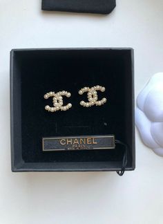 Seria um sonho alguém chegar em você e falar que você é uma das filha… #fanfic # Fanfic # amreading # books # wattpad Chanel Pearl Earrings, Chanel Pearl, Chanel Pearls, Chanel Earrings, Jewelry Lookbook, Girly Jewelry, Jewelry Inspo