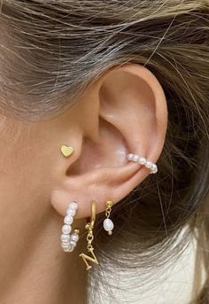 Pearl Hoops Outfit, Ear Piercings Inspiration Both Ears, Cute Gold Piercings, Gold Earings Piercings Ideas, Earrings Aesthetic Pearl, Ear Piercing Ideas Pearls, Gold And Pearl Hoop Earrings, Cute Ear Piercings Gold, Ear 3 Piercings