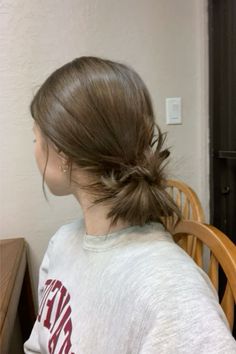 Loose Messy Low Bun, Low Ponytail Messy, School Hairstyles Layers, Low Pony Hairstyles Athletic, Fine Hair Dos, Low Bun Straight Hair, Low Bone Hairstyle, Lazy Low Bun, Low Bun Brown Hair