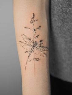 Татуировка стрекоза Inside Ankle Tattoos, Gratitude Tattoo, Tattoo Style Art, Tattoos To Cover Scars, Floral Tattoo Design