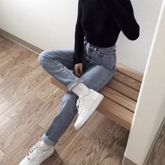 cr: @/koreanootd on ig tight black shirt+ high waisted mom jeans+ all white socks and sneakers Air Force 1 Outfit Woman, Outfits With Air Force Ones, All Black Nikes, Nike Shoes Women Fashion, Air Force 1 Outfit, Slim Mom Jeans, 90s Fashion Women, Black Minimal, Mode Inspo