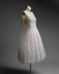 1953 – Ann Lowe, Jacqueline Kennedy’s Wedding dress | Fashion History Timeline House Of Dior, Dior Haute Couture, Trapeze Dress, Couture Vintage, 1950s Fashion, Mode Vintage, Historical Fashion