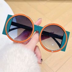 Women Circle Square Fashionable Sunglasses. It's A Lovely Accessory To Add To Your Collection For Summer/Traveling. Colour Blocking Fashion, Oversized Round Sunglasses, Round Sunglasses Women, Party Sunglasses, Look Retro, نظارات شمسية, Beach Sunglasses, Green Frame, Trending Sunglasses