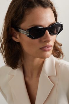 Designed in Dior Eyewear's studios in Paris, each pair of the Maison's sunglasses is first sketched according to meticulous drawings. These angular cat-eye frames are made from glossy black acetate with gold-tone detailing. The tonal lenses add a touch of drama. Dior Glasses, Dior Eyewear, Celebrity Sunglasses, Christian Dior Sunglasses, Wallpaper Inspiration, Sunglasses Women Fashion, Dior Jewelry, Dior Sunglasses, Acetate Sunglasses