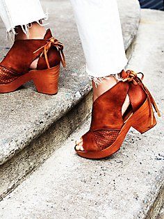 Wooden Heels, Leather Clog, Clog Boots, Leather Clogs, Crazy Shoes, Clogs Shoes, Shoe Obsession, Shoe Lover, Shoe Style