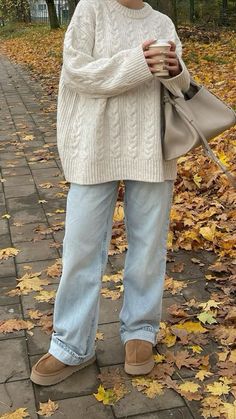 White Wool Cardigan Outfit, Tennessee Fall Outfits, Ballerina Style Outfit, Fall Trousers Outfit, Fancy Fall Outfits, Colder Weather Outfits, Vinter Mode Outfits, Ugg Platform, Stile Blair Waldorf